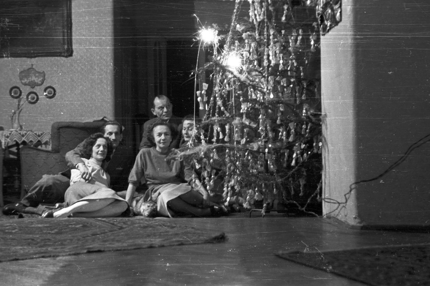 Az 1959 karácsonyán készült képen egy igen szépen feldíszített karácsonyfa előtt pózol a család. A fán szaloncukor és csillagszóró is volt, utóbbi helyett ma már fényfüzéreket használunk. De sokáig a csillagszóró elengedhetetlen ünnepi kellék volt.