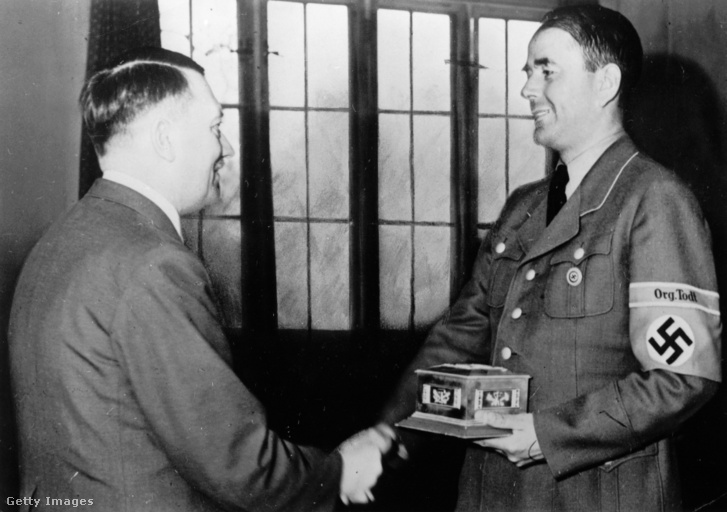 Adolf Hitler (b) és Albert Speer (j) 1943-ban