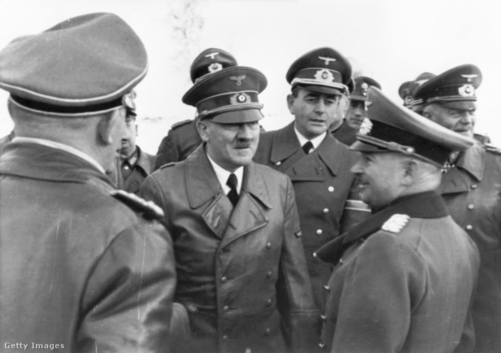 Albert Speer (Adolf Hitler mellett jobbra) német tábornokok társaságában 1942. november 12-én