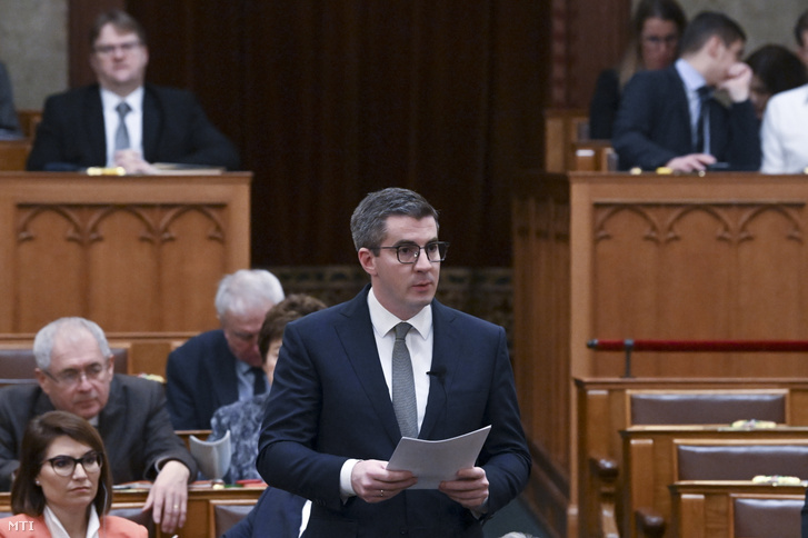 Kocsis Máté, a Fidesz frakcióvezetője előterjesztőként szólal fel az Ukrajna uniós csatlakozásáról tartott vitában az Országgyűlés plenáris ülésén 2023. december 13-án
