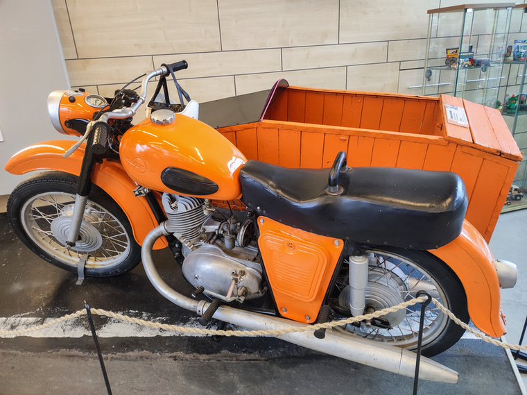 IZS oldalkocsis motorkerékpár, amit az útellenőrök használtak a hatvanas években, gyönyörű állapotban megőrizve.