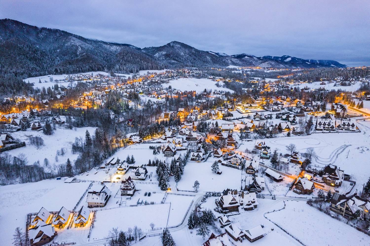 A Magas-Tátra gyönyörű városa Zakopane, melyet télen mesébe illő, havas táj vesz körbe. A település nemcsak a téli sportok szerelmeseinek vonzó, de a kellemes kikapcsolódásra vágyók számára is ideális.