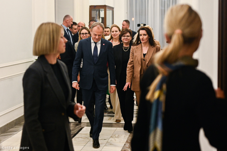A Polgári Koalíció (KO) vezetője és Donald Tusk miniszterelnök együtt sétál kabinetjének tagjaival, miután megnyerte a bizalmi szavazást a parlamentben (SEJM) 2023. december 12-én Varsóban