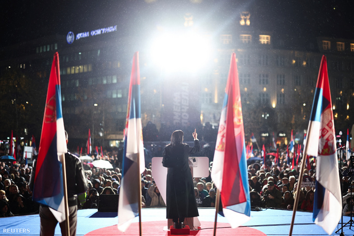 Marinika Tepic, a Szabadság és Igazságosság párt egyik vezetője beszédet mond a „Szerbia az erőszak ellen” ellenzéki koalíció gyűlésén Belgrádban, Szerbiában 2023. december 12-én