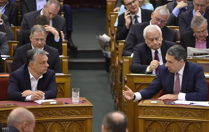 Orbán Viktor miniszterelnök (b) és Lázár János, a Miniszterelnökséget vezető miniszter az Országgyűlés plenáris ülésén 2017. május 3-án