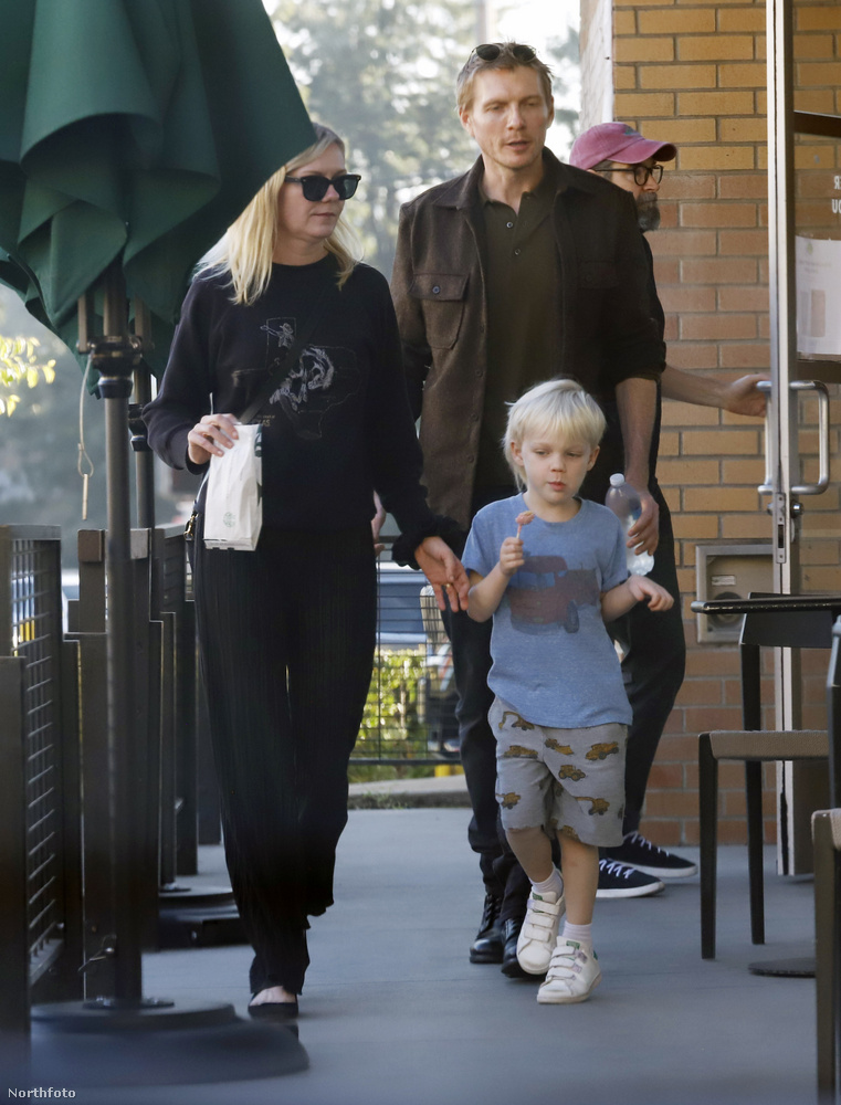 Kirsten Dunstot Los Angelesben fotózták le testvérével, Christiannal és idősebb fiával Ennis-szel