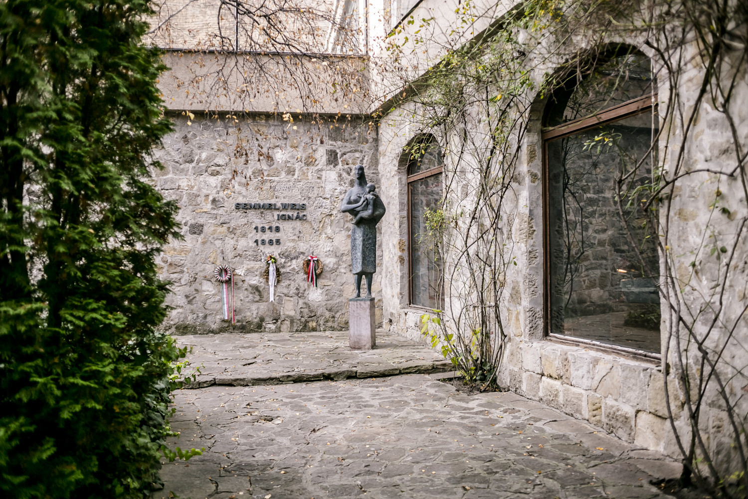Semmelweis hamvait egykori szülőházának falában őrzik