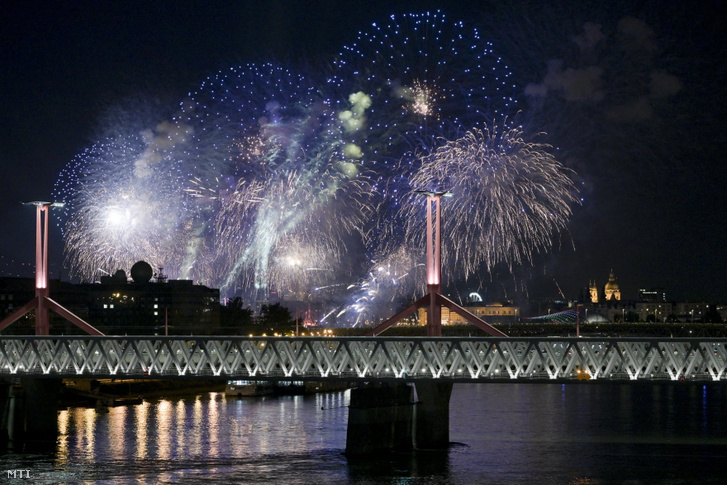 Tűzijáték Budapesten az államalapítás ünnepén Szent István napján 2023. augusztus 20-án. Előtérben a Rákóczi híd