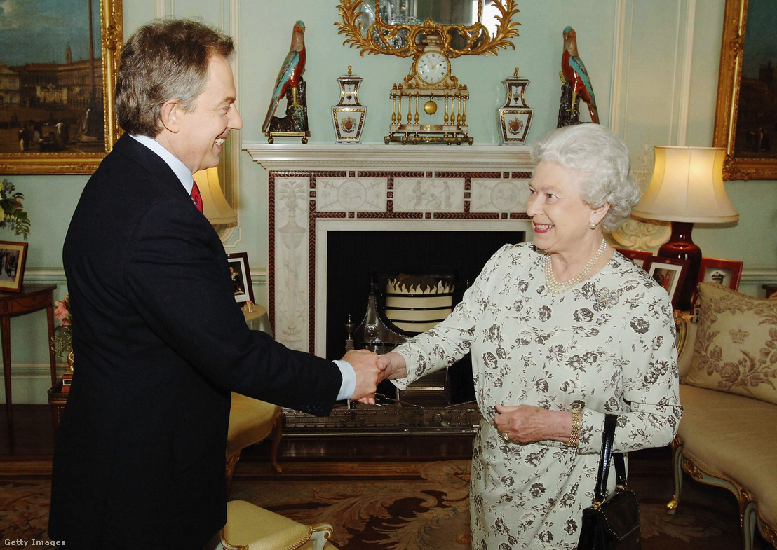 A frissen újraválasztott miniszterelnök, Tony Blair kezet fog II. Erzsébet királynővel a Buckingham-palotában tartott fogadáson 2005. május 6-án Londonban. Blair azért látogatott el a királynőhöz, hogy engedélyt kérjen tőle az új kormány megalakítására, miután a Munkáspárt történelmi harmadik mandátumot nyert