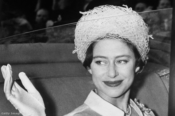Margit hercegnő integet a Buckingham-palotánál lévő hintójából 1960. május 6-án, amikor Antony Armstrong-Jonesszal nászútra indul