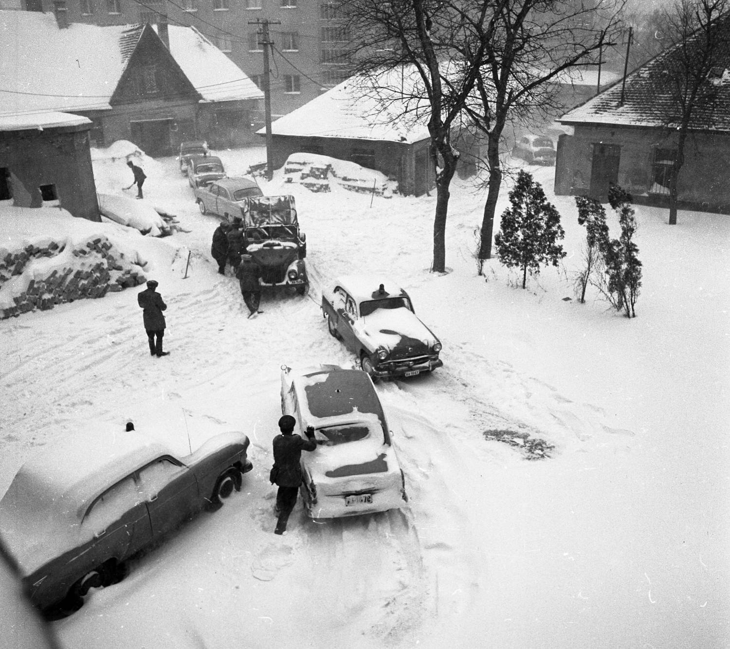 1966-ban Székesfehérvárra hatalmas hó zúdult le, ami szinte lehetetlenné tette a közlekedést. A Városi Rendőrkapitányság előtt készült fotón látható, hogy lapátolni kellett a havat, hogy haladhasson a forgalom.