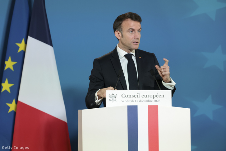 Emmanuel Macron francia elnök sajtótájékoztatót tart az Európai Tanács csúcstalálkozóját követően a Batiment Europa épületében 2023. december 15-én Brüsszelben