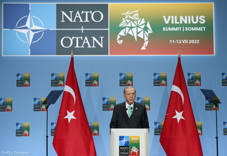 Recep Tayyip Erdogan török elnök sajtótájékoztatón az Észak-atlanti Szerződés Szervezete (NATO) állam- és kormányfői csúcstalálkozójának második napi ülésén Vilniusban, Litvániában 2023. július 12-én
