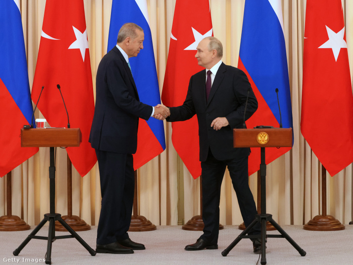 Vlagyimir Putyin orosz elnök Recep Tayyip Erdogan török elnökkel a Szocsiban, Oroszországban tartott közös sajtótájékoztatójukon 2023. szeptember 4-én