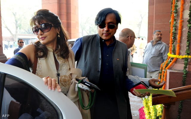 Shashi Tharoor és felesége, Sunanda Pushkar Új-Delhiben, 2012. március 12-én.