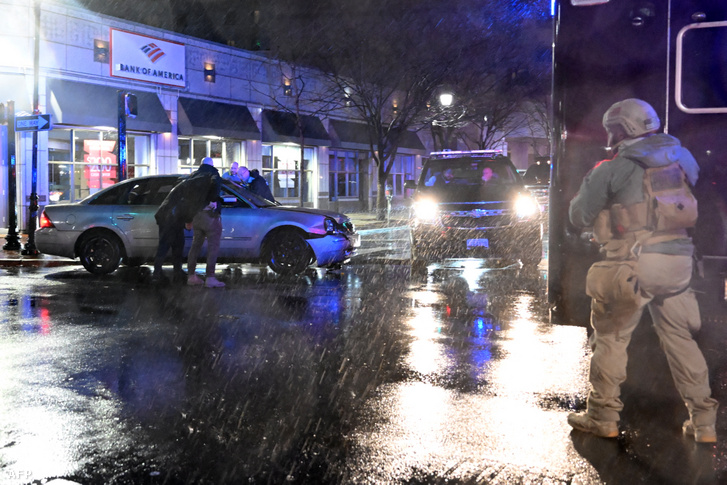 Az amerikai titkosszolgálat tagjai egy autóhoz rohannak, miután az belehajtott egy terepjáróba, miután Joe Biden amerikai elnök elhagyta kampányközpontját Wilmington Delaware-ben 2023. december 17-én