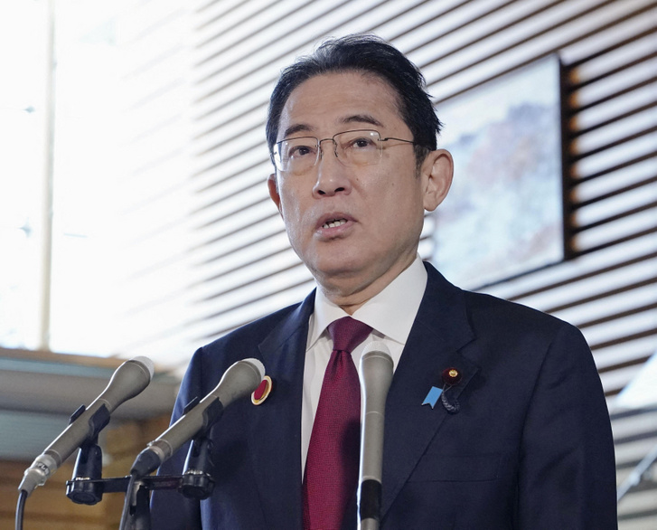 Fumio Kishida japán miniszterelnök sajtótájékoztatót tart Tokióban, miután Észak-Korea ballisztikus rakétát lőtt ki 2023. december 18-án