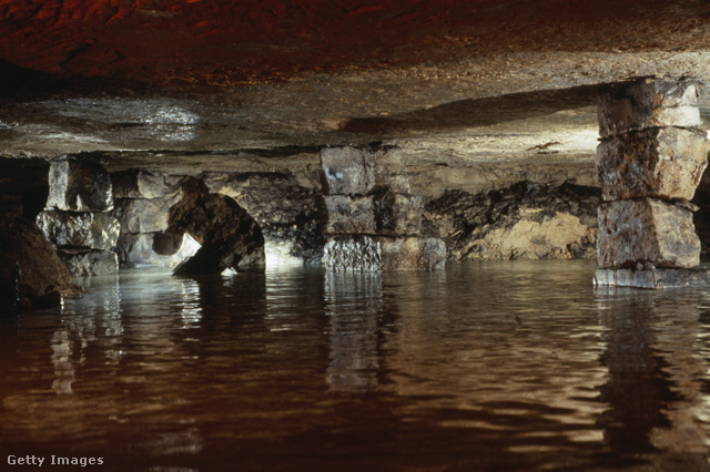Föld alatti tavak és mély kutak is előfordulnak
