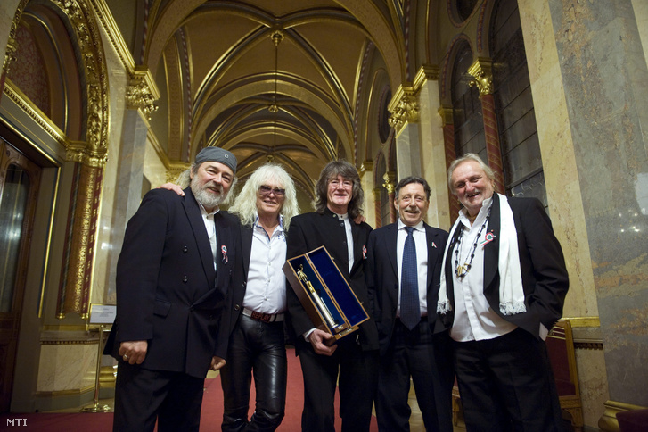 Molnár György, Kóbor János, Debreczeni Ferenc, Mihály Tamás és Benkő László, miután átvették a megosztott Kossuth-díjat a Parlament kupolacsarnokában, 2013. március 15-én