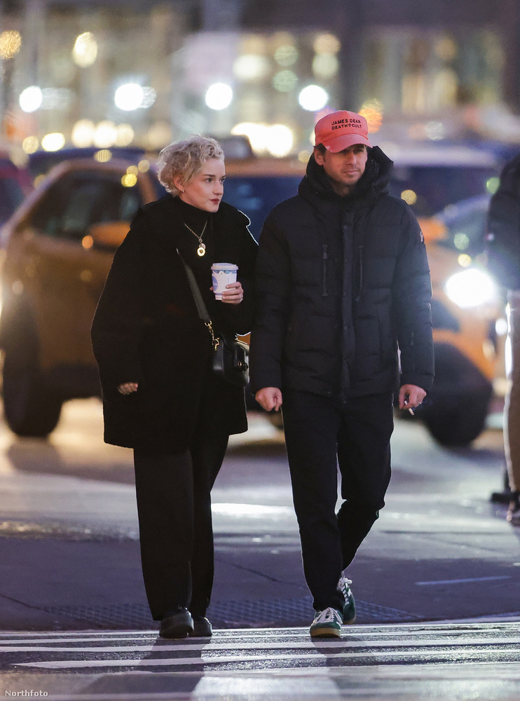 Julia Garnert a férjével, Mark Fosterrel látták meg, szintén New Yorkban