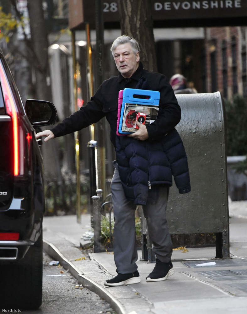 Alec Baldwint New York utcáin, vásárlás közben kapták lencsevégre