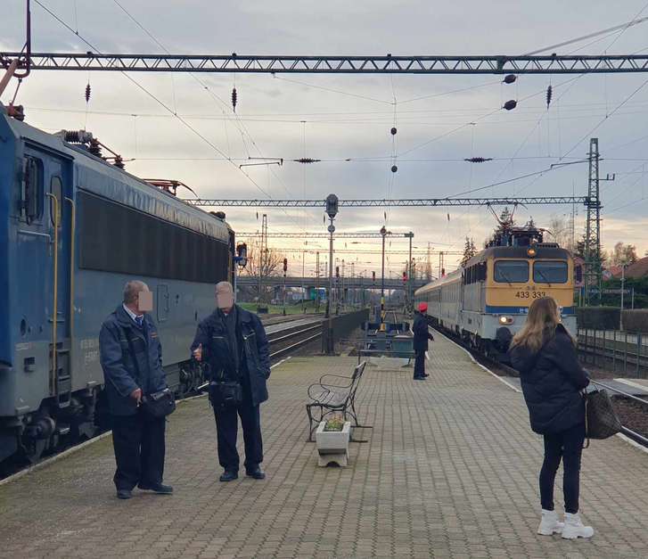 Vonatkeresztre vár a Balaton Intercity Balatonszentgyörgy állomáson 2023.12.11-én Fotó: Juhász Péter/Totalcar