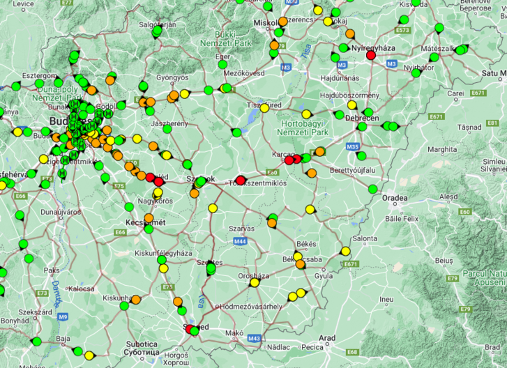 Kelet-Magyarország vasúti térképe hétfő délután - a narancssárga színű vonatok legalább 20, a piros színnel jelzettek pedig minimum 60 percet késnek.