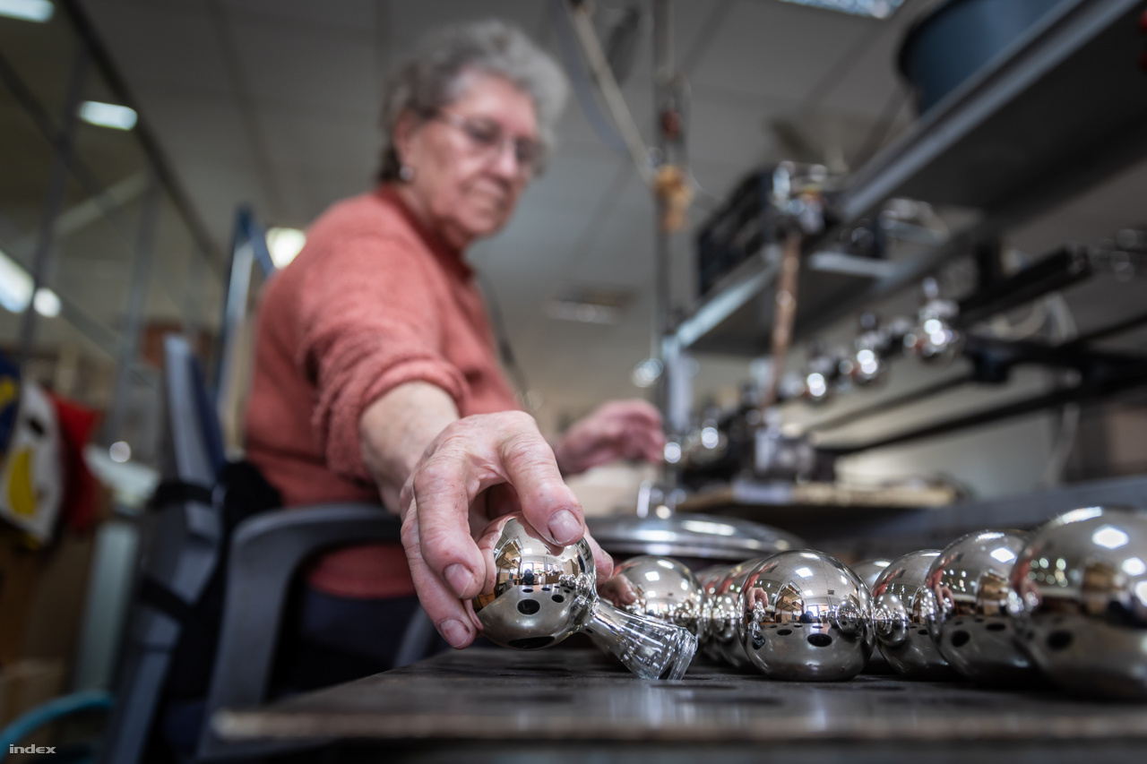Marika ezüstöt tölt a gömbökbe, melyeket egy speciális gép ráz, hogy az anyag mindenhová eljusson