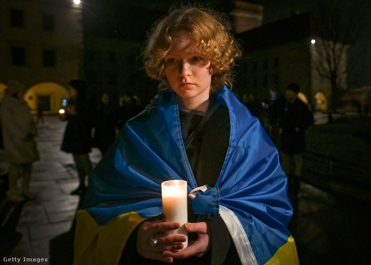 Egy fiatal lány az "Együtt a békéért" felvonulás alatt Krakkóban 2023. február 21-én