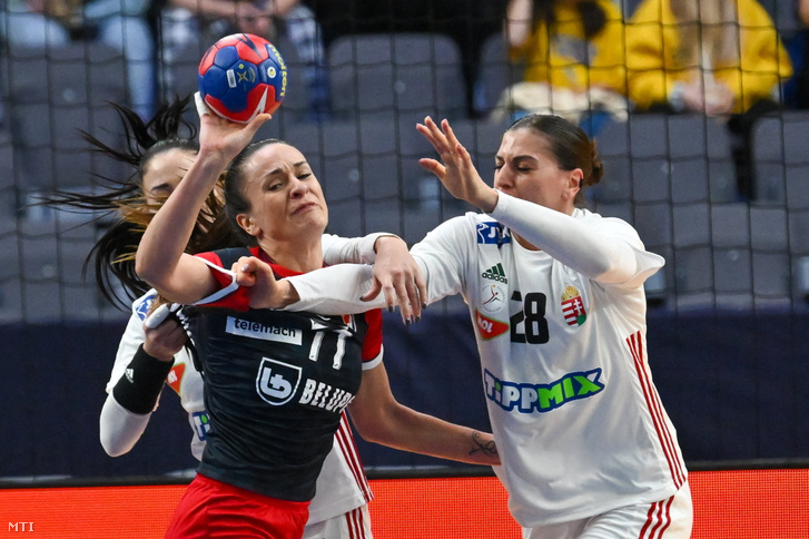 Papp Nikoletta (j) és a horvát Valentina Blazevic az olimpiai kvalifikációs női kézilabda-világbajnokság középdöntőjének harmadik fordulójában játszott Magyarország–Horvátország-mérkőzésen a svédországi Göteborgban 2023. december 11-én