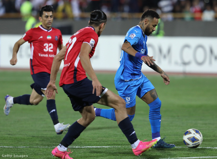 Neymar (j) az Al-Hilal játékosa az AFC Bajnokok Ligája D-csoportjának Nassaji Mazandaran és Al-Hilal mérkőzésén a teheráni Azadi Stadionban, Iránban 2023. október 03-án