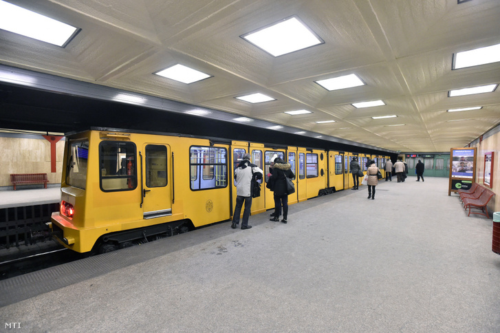 Szerelvény az 1-es metróvonal, a Millenniumi Földalatti Vasút, közismert nevén kisföldalatti Mexikói úti végállomásán 2017. január 17-én