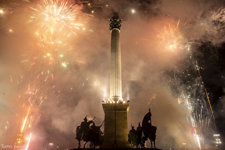 Újévi tűzijáték Budapesten a Hősök térén 2023. január 1-jén