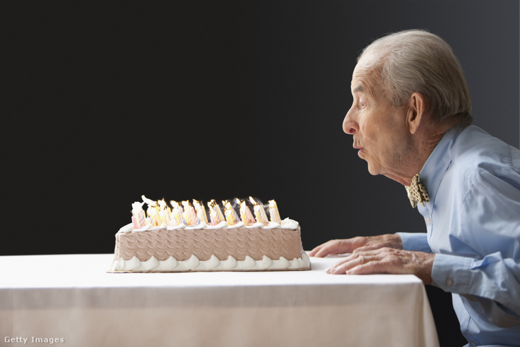 Illusztráció: dős férfi gyertyákat fúj el egy születésnapi tortán. (Fotó: Jose Luis Pelaez Inc / Getty Images Hungary)