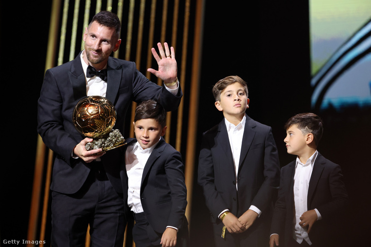 Év elején a FIFA Év legjobbja díját zsebelte be Lionel Messi, év végén pedig a nyolcadik Aranylabdáját kapta az argentin válogatottal tavaly világbajnok klasszis.
