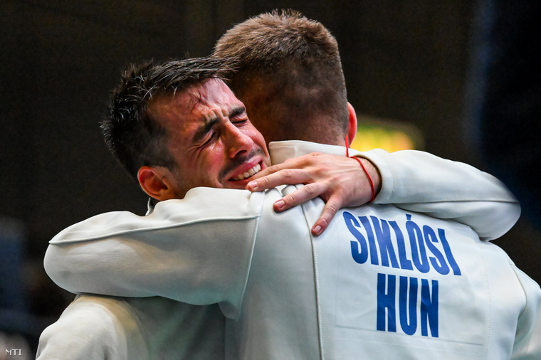 Koch Máté (balra) a milánói vívó-világbajnokságon megnyerte a férfi párbajtőrözők egyéni versenyét