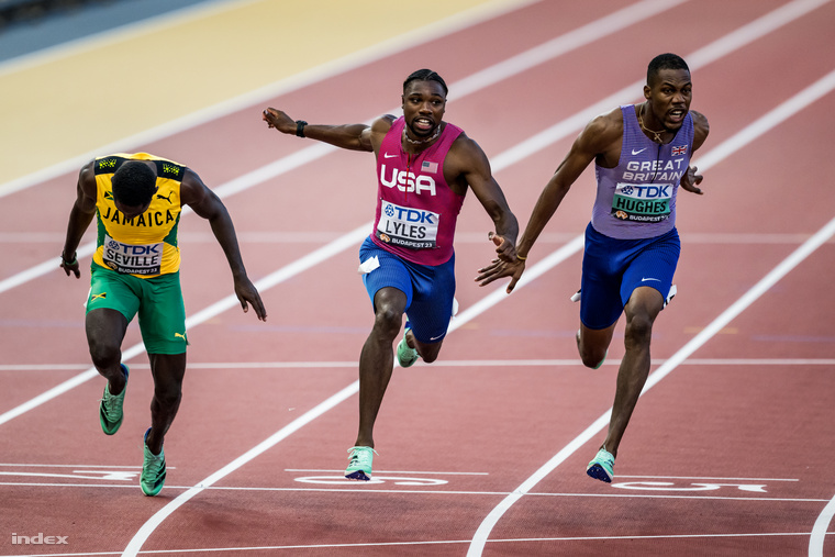 A királyszám, a férfi 100 m befutója a budapesti atlétikai világbajnokságon: középen a győztes amerikai Noah Lyles, tőle balra a jamaicai Oblique Seville (4.), jobbra a bronzérmes brit Zharnel Hughes