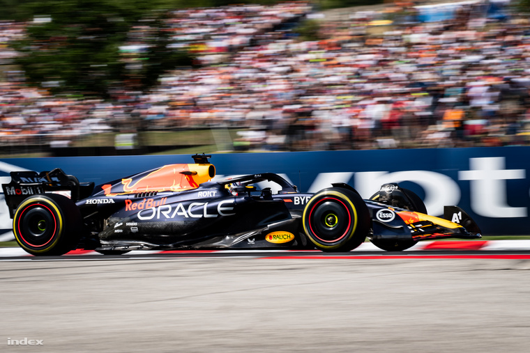 A holland Max Verstappen uralta az idei Formula-1-es idényt, amelynek végén sorozatban harmadszor ülhetett fel a világbajnoki trónra.