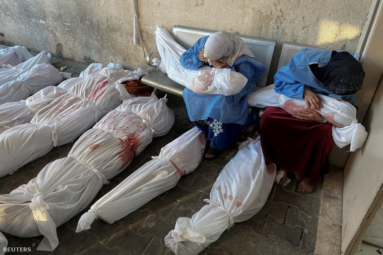 Palesztin nők az izraeli csapásokban meghalt gyermekeik holttestét tartják a kezükben a Gázai övezet északi részén lévő indonéz kórházban 2023