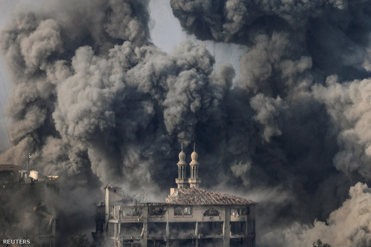 Füst gomolyog az izraeli csapásokat követően Gáza városában 2023
