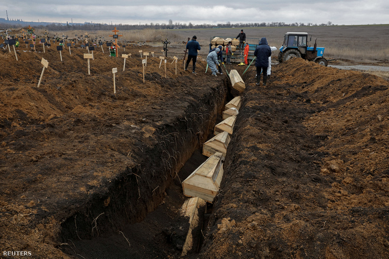 Temetés egy Mariupol melletti településen az orosz ellenőrzésű Ukrajnában 2023