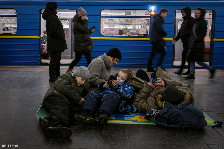 Menedékbe húzodott emberek egy metróállomáson az orosz rakétatámadások alatt Kijevben Ukrajnában 2023