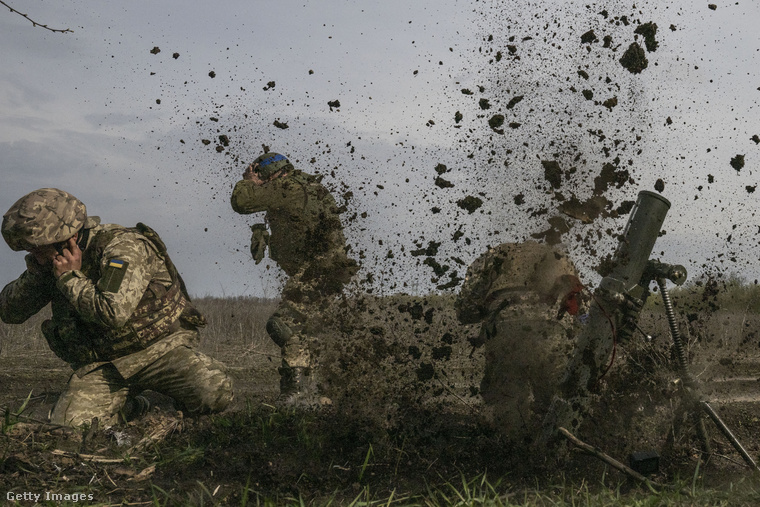 Ukrán katonák lőnek a frontvonalon Donyeck térségében az orosz-ukrán háborúban 2023