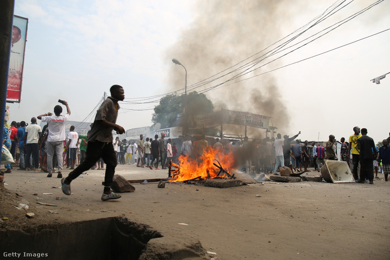 Tüntetők tüzet gyújtanak és elzárnak egy utat, miközben több százan tiltakoznak a magas megélhetési költségek és a választások során tapasztalt szabálytalanságok ellen a Kongói Demokratikus Köztársaságban 2023