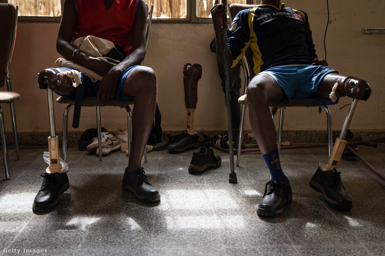 Etióp háborús sérültek percekkel a rehabilitációs gyakorlatok kezdete előtt  Tigrayban 2023