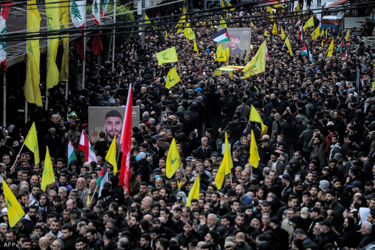 Gyászolók vonulnak a Hezbollah libanoni síita mozgalom három megölt harcosának temetésén Bejrútban 2023
