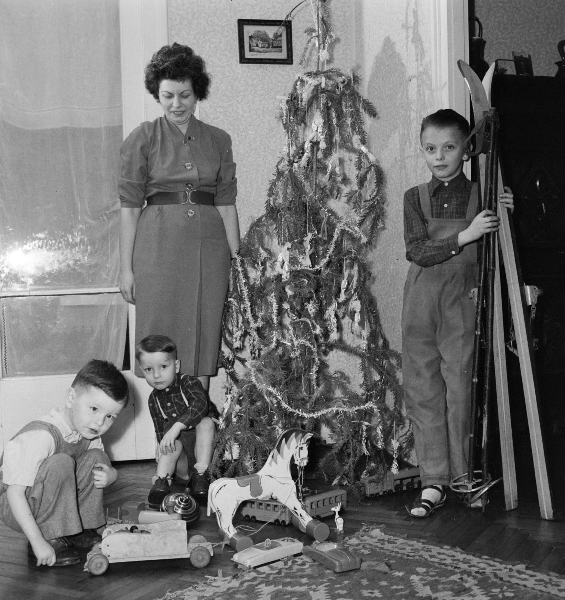 1961, Karácsony Donáth Ferenc politikus otthonában. A képen felesége, Bozóky Éva író, gyermekeikkel.