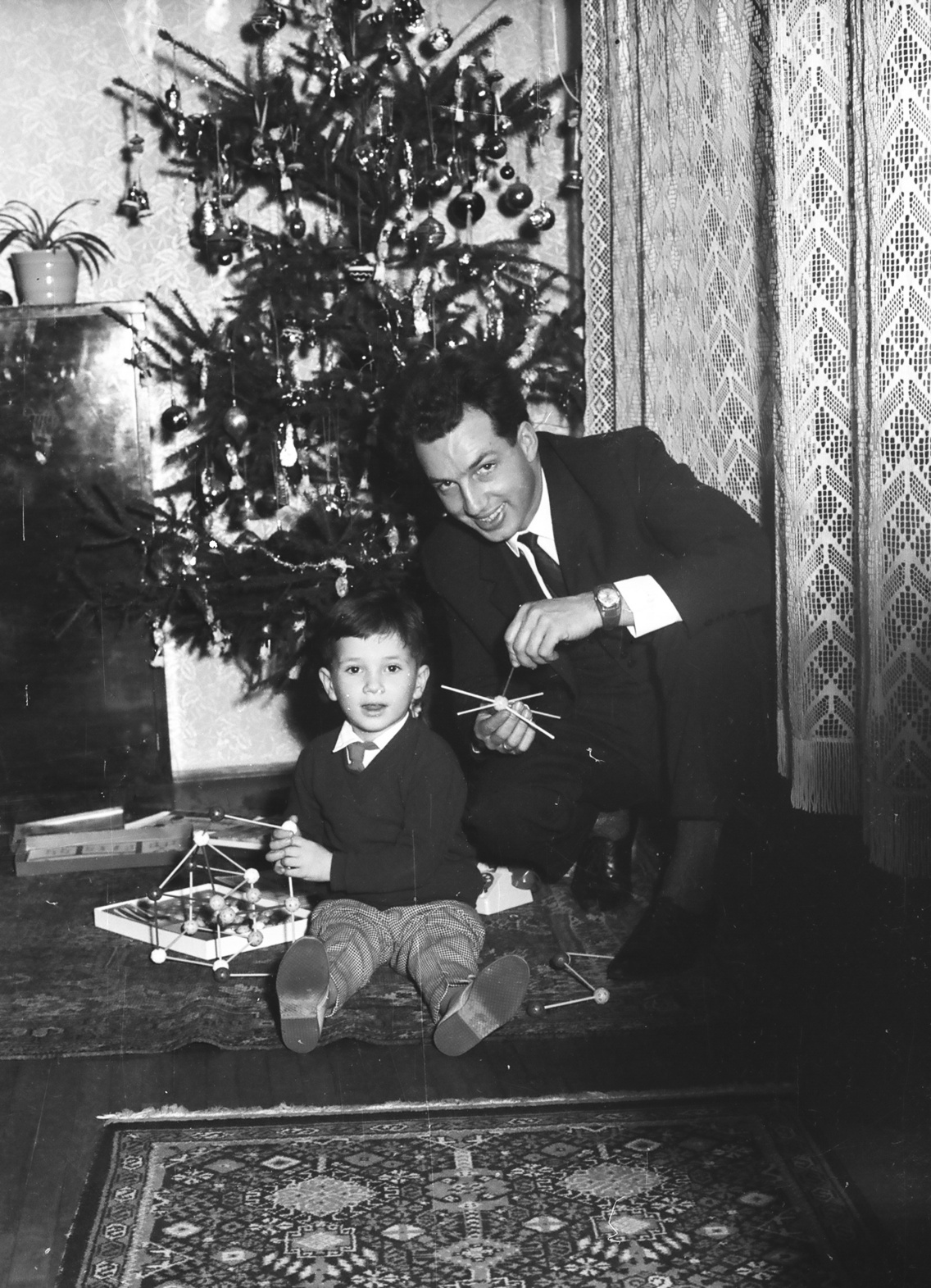 1968 Népszerű Babylon játékkal ismerkedő apuka és fia