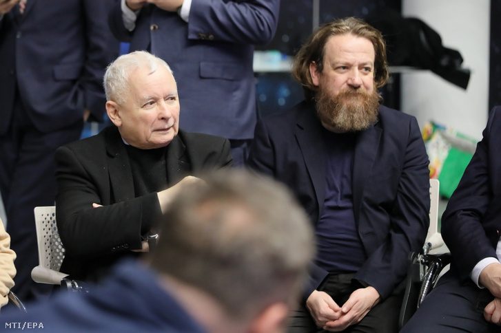 Jaroslaw Kaczynski az ellenzéki Jog és Igazságosság Pártjának (PiS) elnöke (b) és Mateusz Matyszkowicz a lengyel közszolgálati televízió a TVP igazgatótanácsának elnöke a párt képviselõinek tiltakozó akcióján a TVP varsói székházában 2023. december 20-án