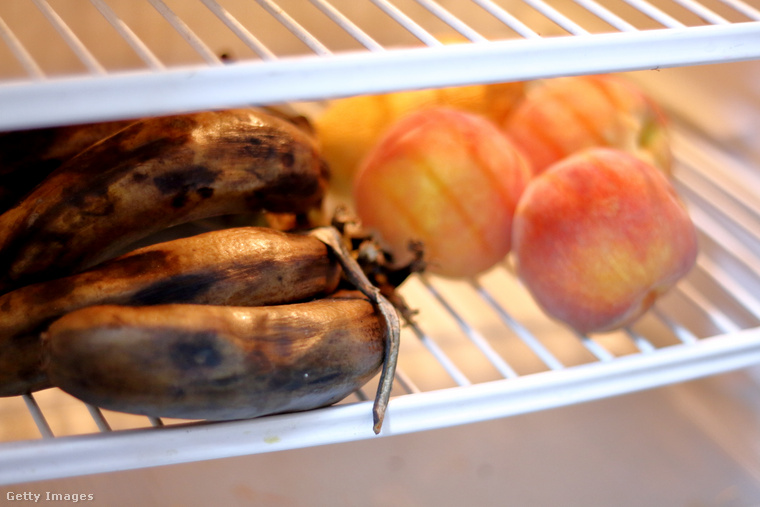 Illusztráció: Megbarnult banán a hűtőszekrényben. (Fotó: Amir Mukhtar / Getty Images Hungary)